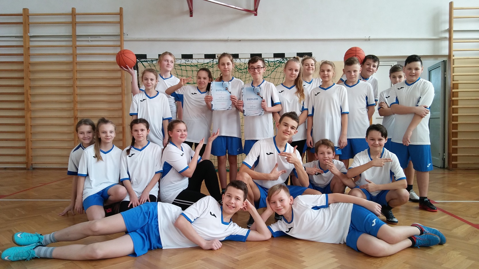 Uczennice naszej szkoły najlepsze w gminie w zawodach sportowych w koszykówkę.